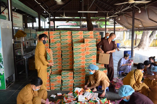 Continuing to support people in need in the Covid-19 pandemic of Hoang Phap Pagoda (series 4)